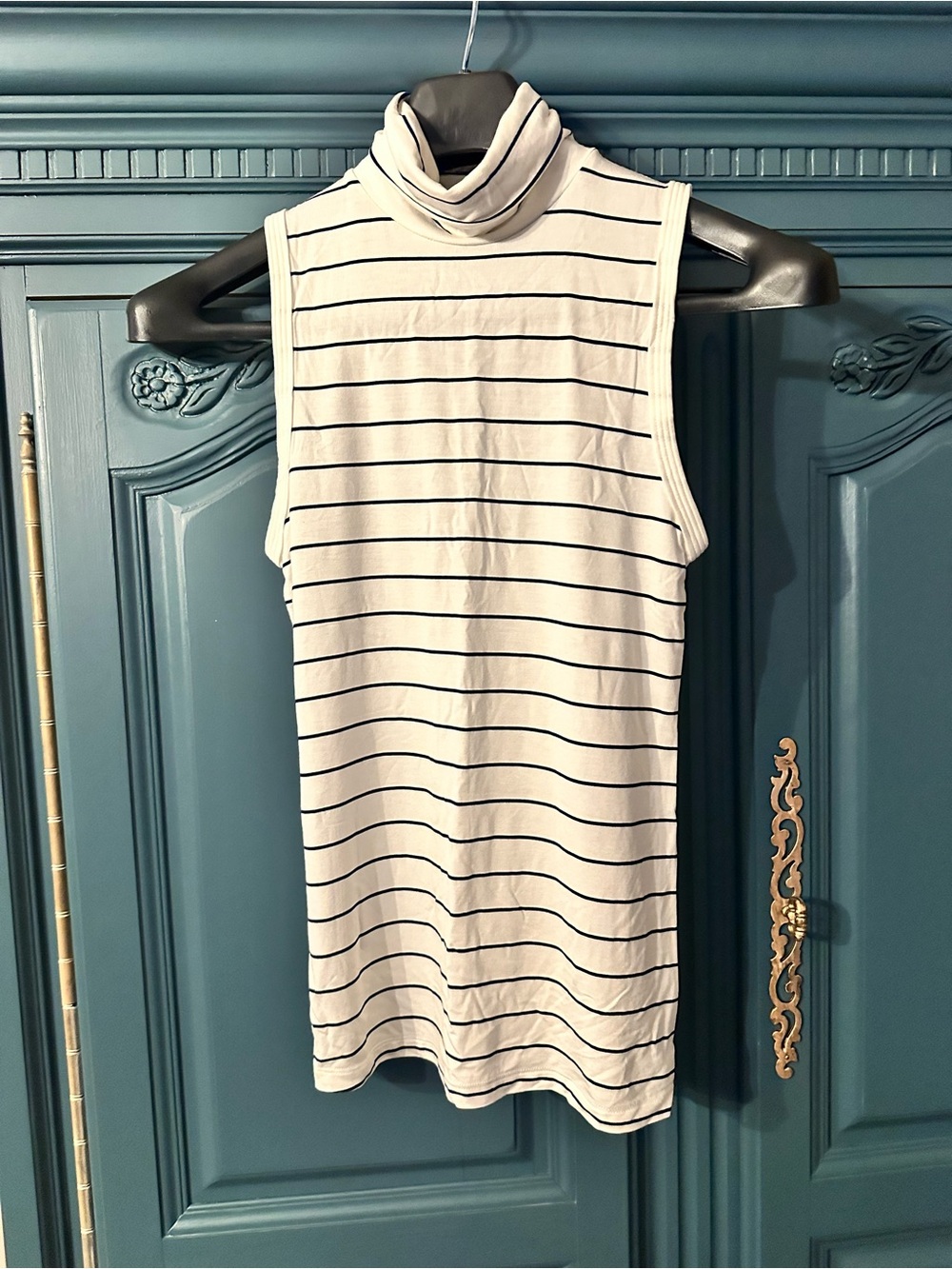 Sleeveless turtleneck